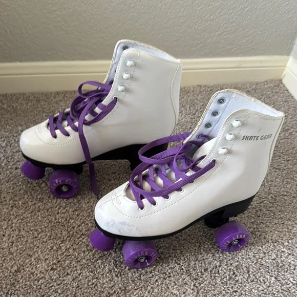 Chic White Roller Skates with Purple Accents - Picture 3 of 4